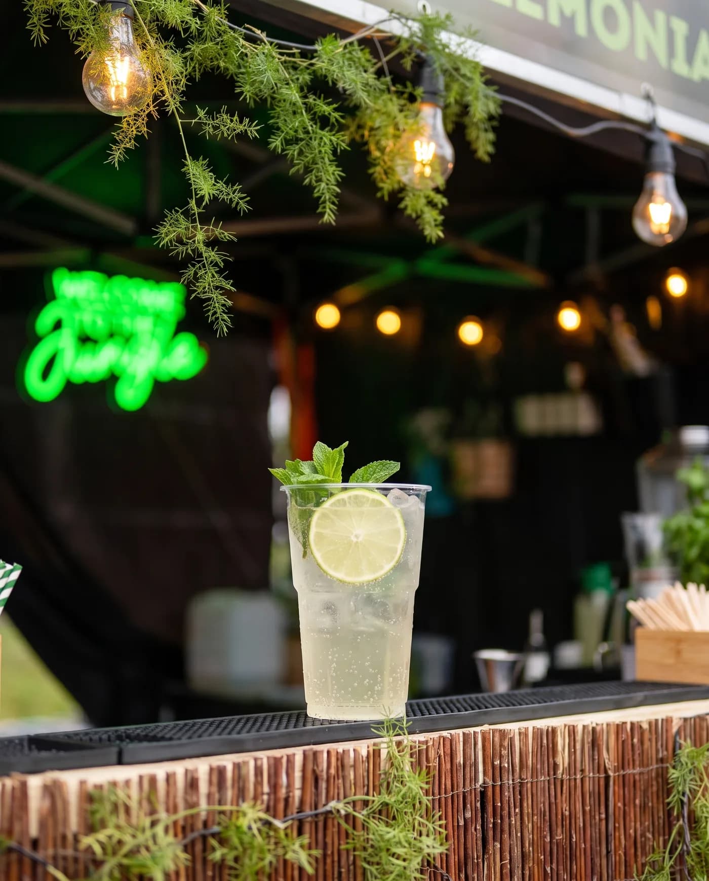 Hugo spritz z limonką i miętą