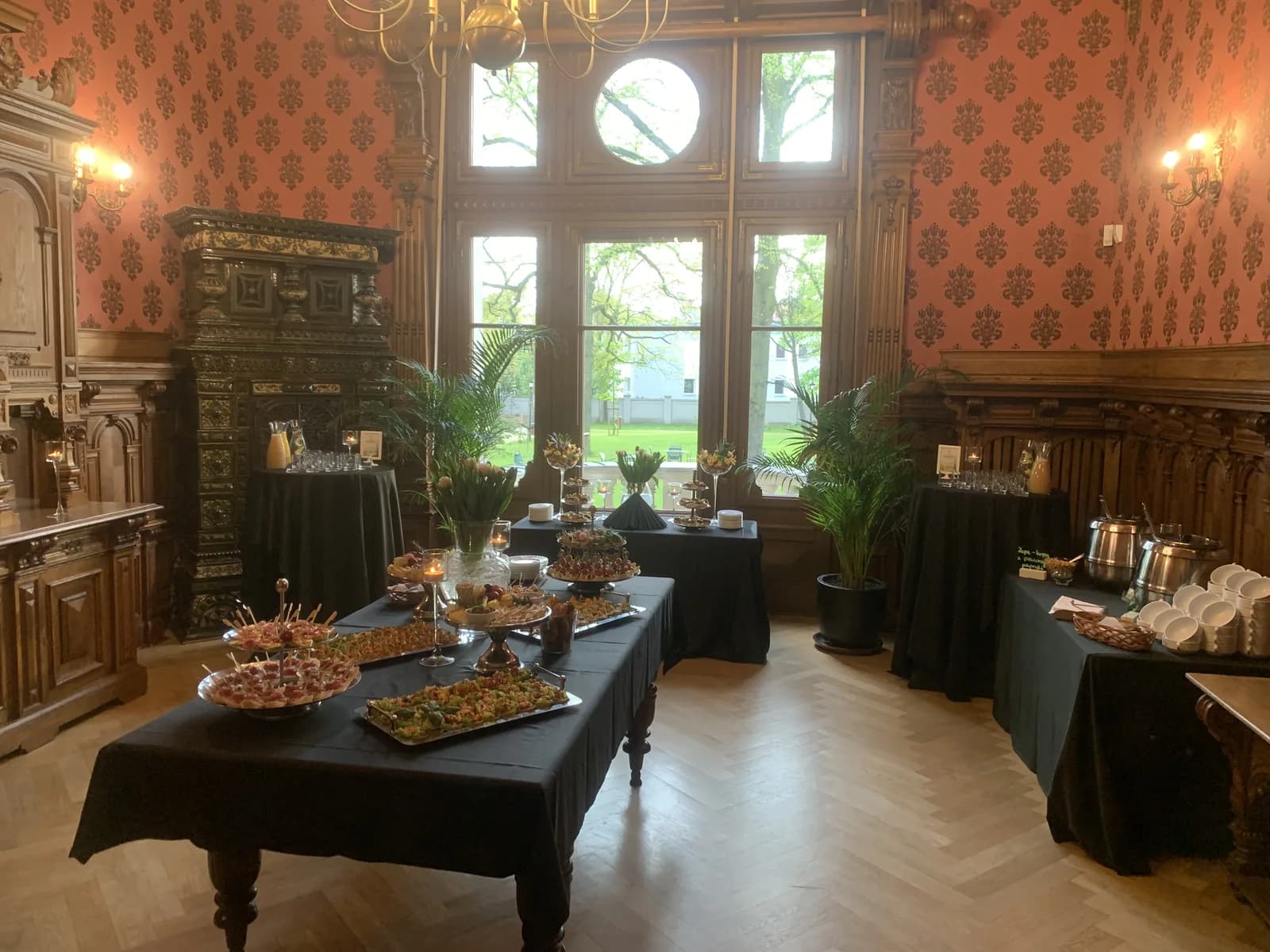 Sala przygotowana na przyjęcie weselne